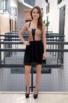 Elegancka sukienka z cekinowym wykończeniem