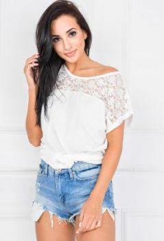 Bluzka T-shirt oversize koronka na dekolcie