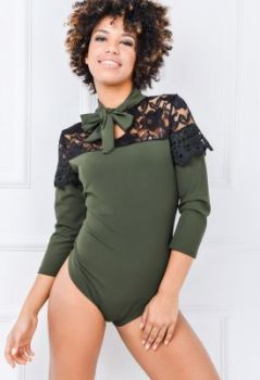 Eleganckie body ażurowa koronka i wiązanie