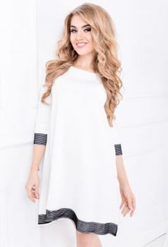 Sukienka trapezowa gładka obszyta koronką