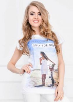 T-shirt z nadrukiem dziewczyna